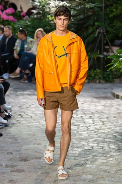 Look 25